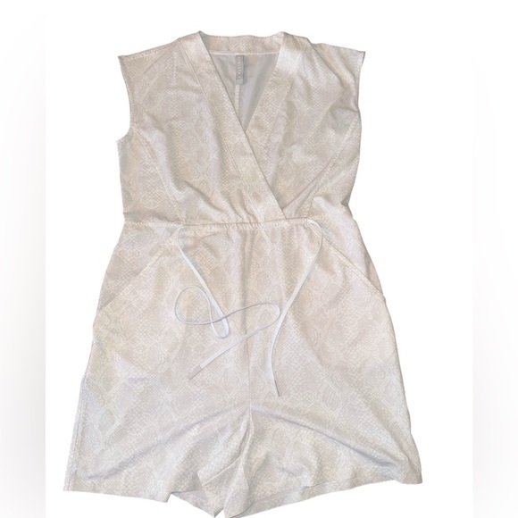 Athleta Marlow Romper XS Pearl White Python Snakeskin Print Elastic Waist - Picture 4 of 8